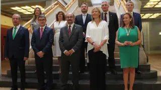 El nuevo equipo del Gobierno aragonés, este lunes después de la toma de posesión.
