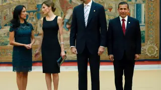 El presidente de Perú y su esposa posan junto con los Reyes de España en la recepción en su honor.