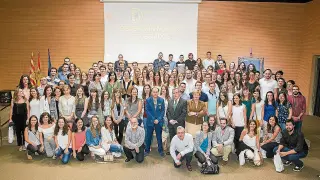 Los nuevos colegiados con representantes del Colegio de Médicos de Zaragoza.