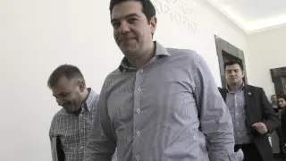 Tsipras camina por los pasillos del Parlamento griego