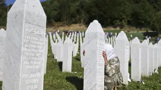 Una mujer llora a un familiar fallecido en la matanza de Srebrenica