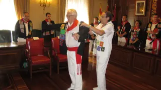 El presidente de Interpeñas, Juan Antonio Crespo, le pone la casaca con los escudos de todas las peñas de la ciudad a Fernando Martínez