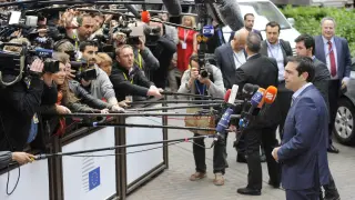Tsipras atiende a los medios antes de la reunión