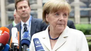 Merkel atiende a los medios antes de la reunión