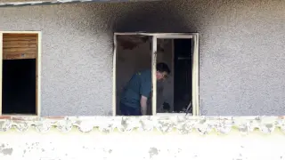 Un agente de la Guardia Civil investiga en una de las habitaciones más afectadas.