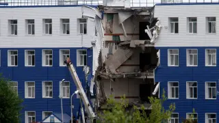 Daños causados en el edificio al derrumbarse el cuartel en Siberia.
