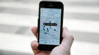 Un ciudadano utiliza la versión francesa de Uber que facilita el transporte en las ciudades.