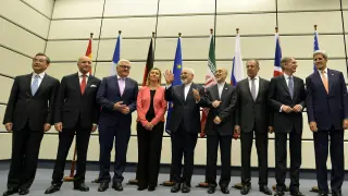 Los ministros de Exteriores de la OIEA, con el ministro de Exteriores de Irán, en Viena tras el acuerdo alcanzado este 14 de julio.