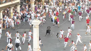 Miembros de la Soga y Baga -con camisetas moradas- evitaron cogidas en la plaza del Torico.