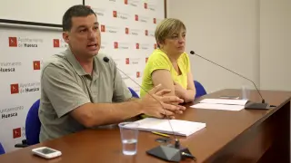 Luis Arduña junto a Pilar Novales durante una rueda de prensa en el Ayuntamiento de Huesca.
