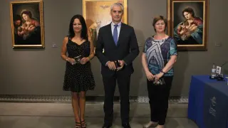 La coordinadora de la exposición, Magdalena Lasala, el jefe de la Obra Social Ibercaja, Juan Carlos Sánchez y la directora del Museo Goya, Rosario Añaños.