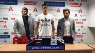 Presentación de Óscar Whalley como nuevo jugador del Huesca