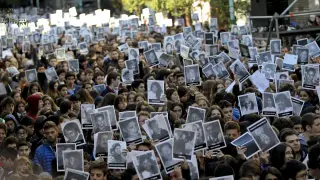 Cientos de personas participan hoy, viernes 17 de julio de 2015, en el homenaje a las víctimas del atentado contra la asociación judía AMIA ocurrido hace 21 años en Buenos Aires
