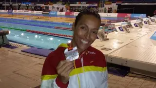 Teresa Perales celebra una de sus medallas en Glasgow