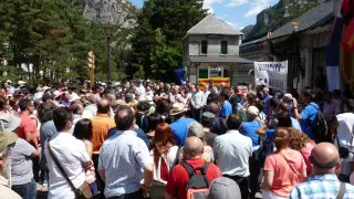 Más de 500 personas reivindican la reapertura del Canfranc
