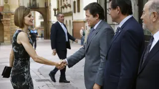 Javier Fernández recibiendo a la reina Letizia en una foto de archivo.