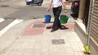 Los vecinos de la calle Eduardo Hernaz tienen que cargar el agua con cubos