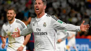 Sergio Ramos celebra un gol marcado con el Real Madrid. Detrás, Benzema.