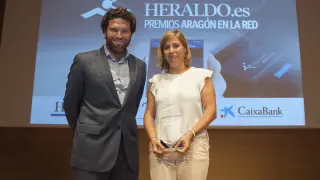 Marta López, técnica de la Unidad de Actividades Juveniles del Servicio de Juventud del Ayuntamiento de Zaragoza, recibió el premio de manos del consejero de HERALDO DE ARAGÓN, Iñigo de Yarza.
