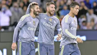Karim Benzema (izq) celebra con su compañero Sergio Ramos (c) y Cristiano Ronaldo tras marcar un gol.