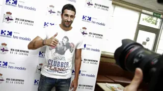 Rubén Gracia Calmache, 'Cani', atiende a los medios tras pasar el reconocimiento médico para El Deportivo.