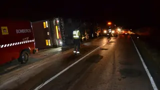 El camión quedó volcado sobre uno de los carriles de la carretera.