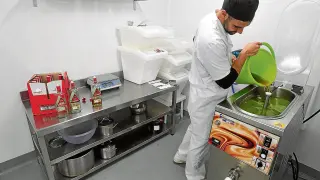 Aitor Otín, preparando el sorbete de mojito en las instalaciones de Elarte, en Huesca.