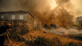 El incendio afecta principalmente a la parroquia de Palmés.