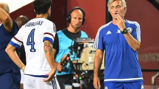 Mourinho le da instrucciones a Fábregas durante el partido contra el Barça