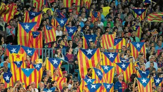 Banderas esteledas en el Camp Nou en la visita del Real Madrid en Liga.