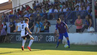 Óscar Ramírez conduce el balón ante la presión de un jugador del Tudelano.