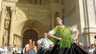 El folclore aragonés se hizo presente al terminar la misa.