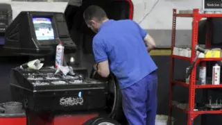 Foto de archivo de un mecánico en un taller zaragozano