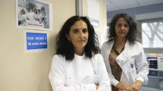 La investigadora del Centro Nacional de Microbiología del Instituto de Salud Carlos III, Paz Sánchez-Seco (i).