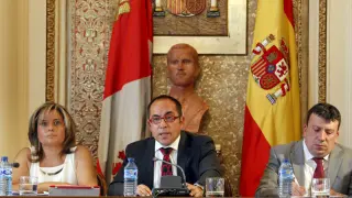 El presidente de la Diputación provincial de Soria, Luis Rey, junto a los vicepresidentes, en un pleno