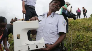 Un policía sostiene un trozo de plástico encontrado en el agua frente a la isla de Reunión