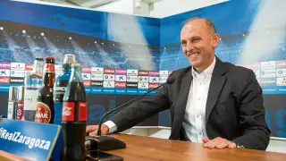 Ángel Martín González, director deportivo del Real Zaragoza, durante la rueda de prensa ofrecida ayer en La Romareda.