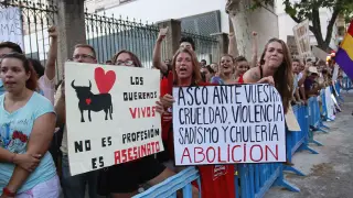 Protesta antitaurina frente al Coliseo balear.