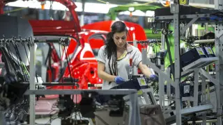 Una operaria trabaja en la planta de General Motors de Figueruelas