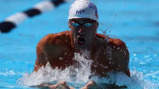 Michael Phelps consigue su tercera mejor marca del año en 2015 en los 200 estilos.