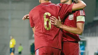 El zaragocista Jesús Vallejo (derecha) y Mikel Merino, con la selección española sub 19.