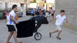 Uno de los niños de Escorihuela haciendo, ayer, un recorte delante del toro de carretilla.