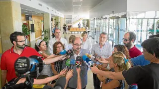 El presidente de Aragón, Javier Lambán, atiende a los medios en el hospital Miguel Servet.