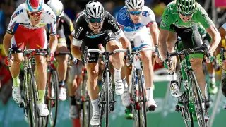 Mark Cavendish (centro) disputa el esprín a André Greipel (derecha) en Fourgères.