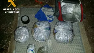 Las cinco bolsas de marihuana y la nevera portátil en la que se encontraban.