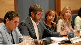 El portavoz del PP, Gerardo Oliván, junto a la exalcaldesa Ana Alós, durante una de sus intervenciones en el pleno de ayer.