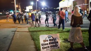Un grupo de civiles se manifiesta en la calle durante la cuarta jornada de protestas contra la discriminación afroamericana en EE. UU.