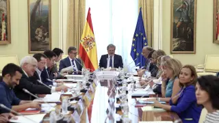 El ministro de Educación, Íñigo Méndez de Vigo (c), preside la Conferencia Sectorial del ramo, a la que asisten los consejeros autonómicos, esta tarde en Madrid