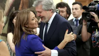 Méndez de Vigo saluda a la consejera Mayte Pérez