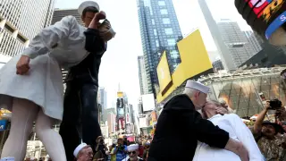 Cientos de personas han representado el mismo beso que se produjo en Times Square hace 70 años.